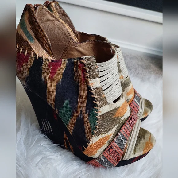 Unique Heels Design - Picture 3 of 4